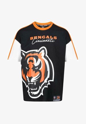 Zwart en oranje T-shirt met korte mouwen, voorzien van een grote tijgerafbeelding en de tekst "BENGALS Cincinnati" in vet oranje op de voorkant.