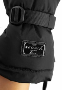 Schwarze Winterhandschuhe aus strukturiertem Stoff, mit verstellbarem Riemen und einem glänzenden, geprägten Logo-Patch. Nahaufnahme des Nähdetails.