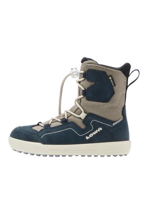 Botte de randonnée montante bleu marine et beige avec une semelle blanche, système de laçage rapide, et branding "Lowa" et "Gore-Tex" sur le côté.