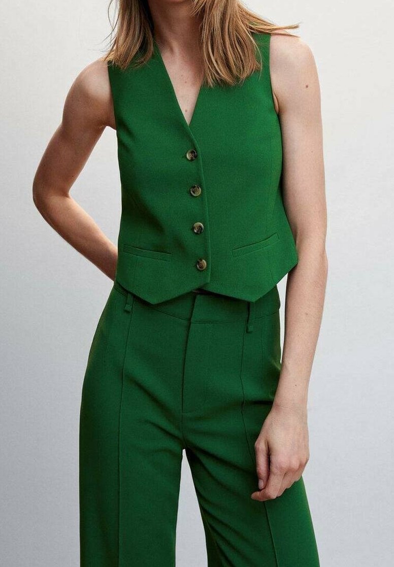 Gilet verde su misura con scollo a V e cinque bottoni, abbinato a pantaloni coordinati, caratterizzati da una texture liscia e una silhouette aderente.