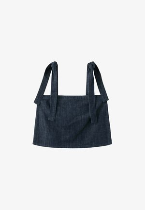 Crop top en jean bleu foncé avec larges bretelles nouées sur un fond blanc.