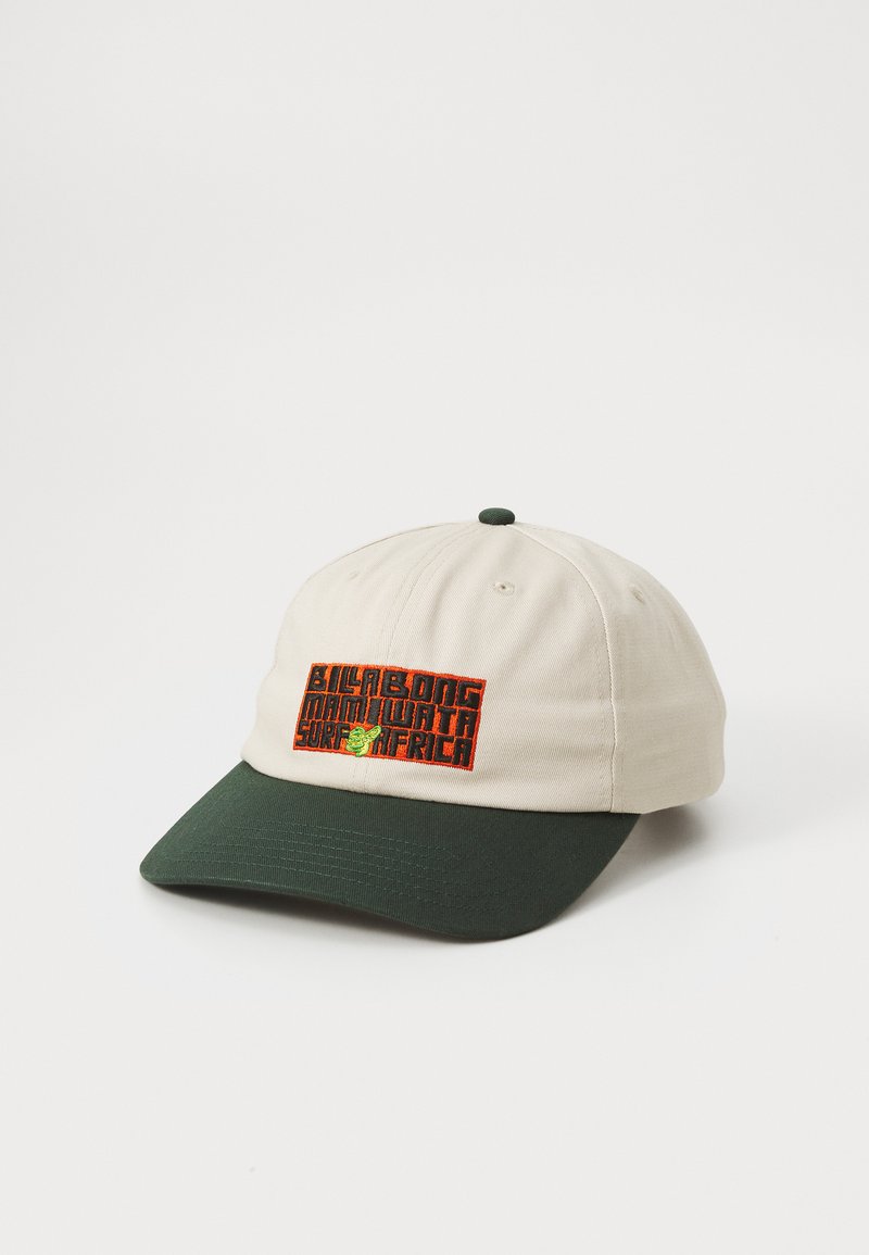 Boné de algodão bege com aba verde escura. Apresenta um logótipo bordado multicolorido: "Billabong Mami Wata Surf Africa." Design texturizado na aba.