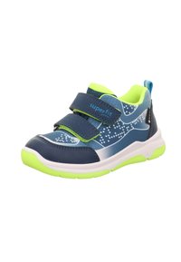 Modré a zelené sportovní boty s syntetickým svrškem, dvojitými suchými zipy, polstrovaným interiérem a bílou podrážkou se zelenými akcenty.