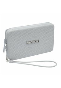 Clutch texturizado en gris con cierre de cremallera, que cuenta con una correa para la muñeca y un acento de logo brillante, fabricado con material duradero.