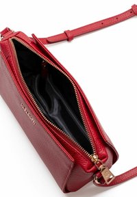 Borsa a tracolla rossa in pelle con superficie testurizzata, cerniera in tono oro e fodera interna nera. Presenta una tracolla removibile e dettaglio con logo.