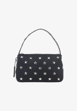 Borsa in suede nero con decorazioni a stella argentate, forma rettangolare e manico curvo. Presenta una chiusura lampo e un'etichetta laterale.