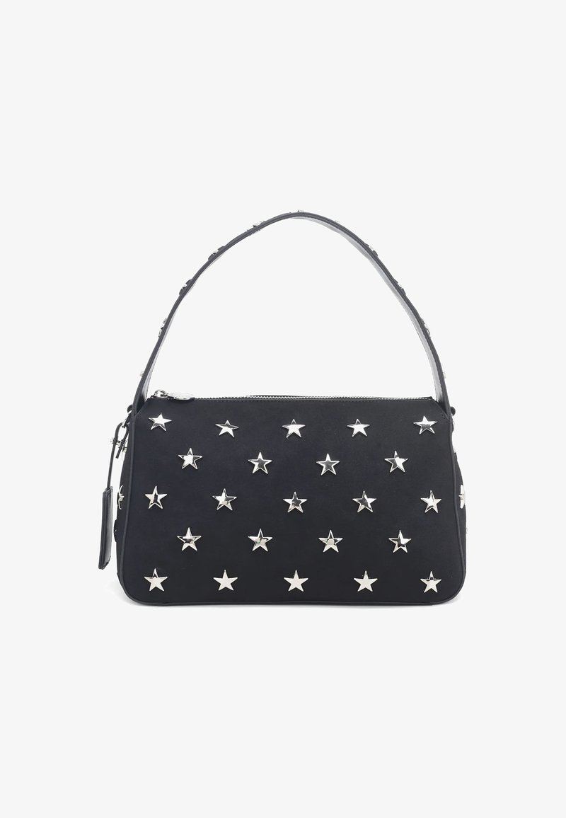 Borsa in suede nero con decorazioni a stella argentate, forma rettangolare e manico curvo. Presenta una chiusura lampo e un'etichetta laterale.