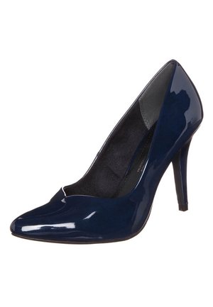 Granatowe lakierowane szpilki z wąskim noskiem i eleganckim designem. Obcas ma wysokość około 10 cm.