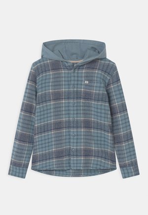 Niebieska koszula w kratę z kapturem, zapinana na guziki z przodu, z długimi rękawami i kontrastującym wzorem kraty w jaśniejszych i ciemniejszych odcieniach.