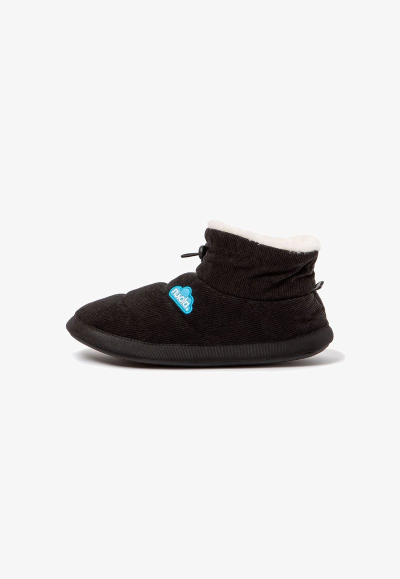 Zapatillas de terciopelo negro con forro de lana blanca, cuello elastizado y un acento de logo azul en el costado; punta redondeada y suela de goma.