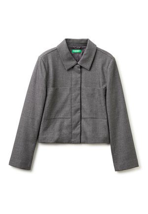 Szara krótka kurtka z długimi rękawami, dużymi przednimi naszywanymi kieszeniami oraz spiczastym kołnierzem, wykonana z teksturowanej tkaniny.