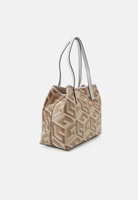 Beige Handtasche mit geometrischem Muster und weißen Akzenten, zwei Schulterriemen und einer strukturierten Form. Textil mit Textur und kontrastierenden Linien.