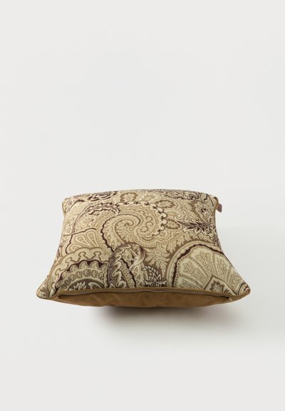 Coussin rectangulaire avec un motif cachemire beige et marron sur le dessus et un tissu marron uni sur le dessous, posé sur un fond blanc.