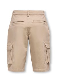 Shorts cargo beiges en tissu mélangé de coton, dotés de deux poches cargo sur les côtés, de poches arrière et d'une coupe droite.