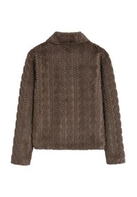 Pull marron en maille torsadée avec une texture douce, manches longues et col. Le dos présente des détails en relief et un motif sur toute la surface.
