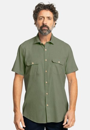 Camisa de manga corta en tejido verde apagado, con un cierre frontal de botones, dos bolsillos en el pecho y botones en un tono marrón claro que contrastan.