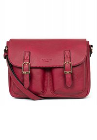Borsa a tracolla in pelle rossa con pattina, due tasche frontali e dettagli in oro. Texture liscia, forma rettangolare con una tracolla rimovibile.