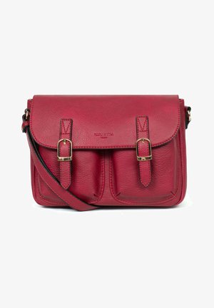 Borsa a tracolla in pelle rossa con pattina, due tasche frontali e dettagli in oro. Texture liscia, forma rettangolare con una tracolla rimovibile.