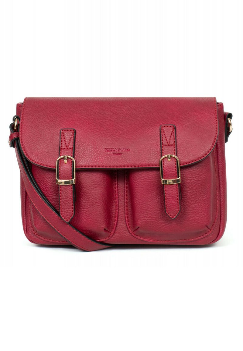 Borsa a tracolla in pelle rossa con pattina, due tasche frontali e dettagli in oro. Texture liscia, forma rettangolare con una tracolla rimovibile.