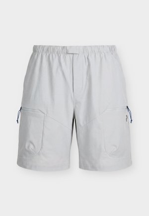 Svijetlosive muške kratke hlače s elastičnim pojasom, patentnim zatvaračem sprijeda i bočnim džepovima s patentnim zatvaračima te plavim trakicama za izvlačenje.