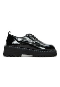 Chaussure noire en cuir verni à lacets avec une semelle épaisse texturée et un détail en corde torsadée. Comprend six œillets pour les lacets.