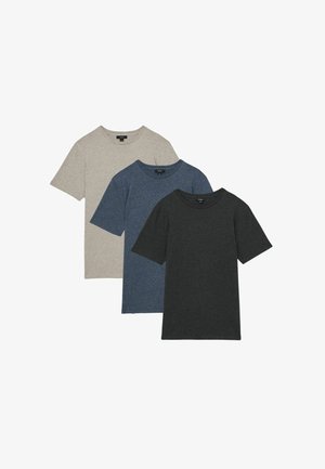 Tre t-shirt a maniche corte in cotone grigio chiaro, blu e grigio scuro. Ognuna presenta un collo a giro e una vestibilità standard.