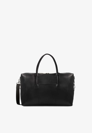 Melns ādas duffel soma ar divām rokturiem un regulējamu plecu jostu. Tai ir gluda tekstūra un ar rāvējslēdzēju aizverama augšdaļa.