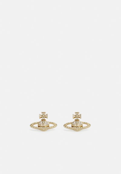 Boucles d'oreilles en or avec un accent en croix, une base ronde texturée avec un gemme central et des détails complexes le long des bords.