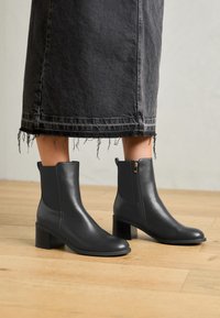 Classic ankle boots - black