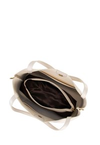 Beige tote bag met dubbele straps, voorzien van een ritssluiting binnenvak. Glad exterieur en donker satijnen voering. Accent van gouden hardware.