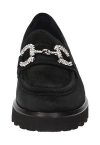 Mocassins en daim noir avec une semelle plate, ornés d'une chaîne argentée proéminente décorée de strass sur le devant.