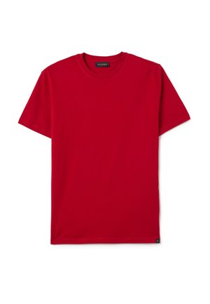 Maglietta rossa a maniche corte con collo rotondo, caratterizzata da un piccolo etichetta con logo nero e giallo sul bordo inferiore, su sfondo bianco.