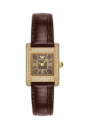 Gouden rechthoekig horloge met een bruine leren band, met kristallen bezette lunette en Romeinse cijfers op de wijzerplaat die 1:55 toont.