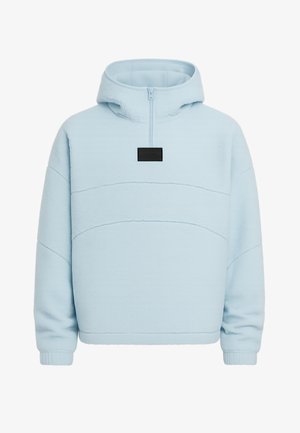 Jasnoniebieska bluza polarowa z kapturem, zapinana na zamek do ćwiartki długości, z czarną prostokątną naszywką z logo na piersi, długimi rękawami i ściągaczami.