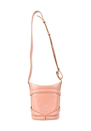 Sac bandoulière en cuir rose clair avec une sangle réglable et un logo embossé en forme de fleur au centre avant.