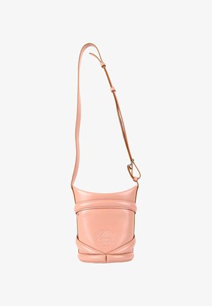 Sac bandoulière en cuir rose clair avec une sangle réglable et un logo embossé en forme de fleur au centre avant.