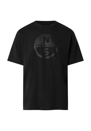 T-shirt nera a maniche corte con scollo rotondo e un logo circolare scuro e discreto "N S North Sails" sul petto.