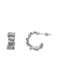 Silberne Creolen zeigen ein strukturiertes, gewelltes Design. Ein Ohrstecker ist ein dicker, gerippter Ring, während der andere ein dünner, gewellter Reifen ist.