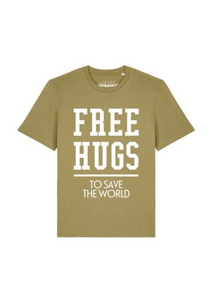Olivgrünes T-Shirt mit kurzen Ärmeln und weißem Text, der "FREE HUGS" über einer Linie und "TO SAVE THE WORLD" darunter sagt.