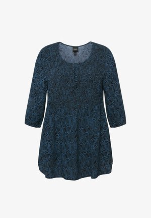 Mørkeblå bluse med paisley-mønster, scoop-udskæring og ærmer i trekvart længde. Har elastisk samling ved livet og sideslids.