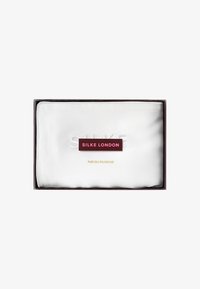 Fodere in seta bianca in una scatola, con logo in rilievo "SILKE" e testo "FODERA IN SETA PURA" in lettere dorate. Texture liscia e lucida.