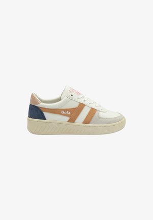 Witte sneaker met oranje en blauwe accenten, textuurleer en suède materialen, ronde neus en een gegoten rubberen zool met patroon. Logo aan de zijkant.