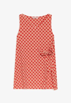 Robe rouge sans manches avec un motif losanges crème et un nœud à nouer sur le côté à la taille.