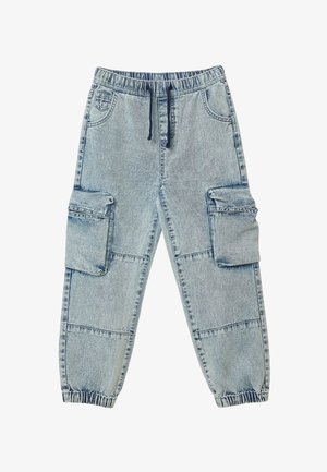 Pantalon cargo en denim bleu clair avec une taille élastique, un cordon de serrage ajustable et deux poches plaquées latérales. Ourlets retroussés avec détails de couture.