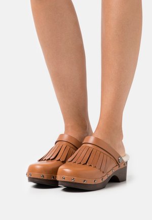 Weekend Max Mara Mules à talons - brown