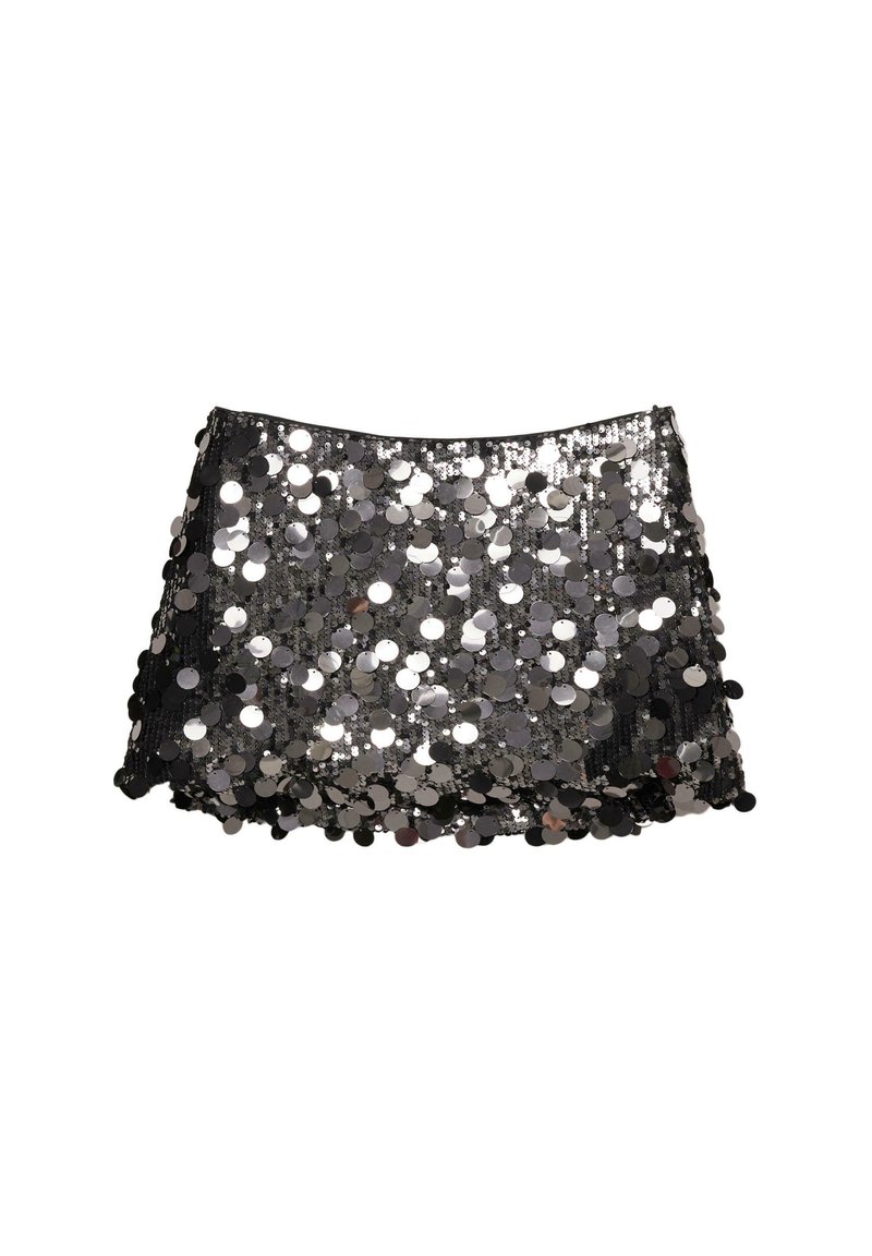 Schwarzer Minirock, bedeckt mit glänzenden silbernen Pailletten, mit geradem Saum und schmaler Passform, betont eine strukturierte, reflektierende Oberfläche.