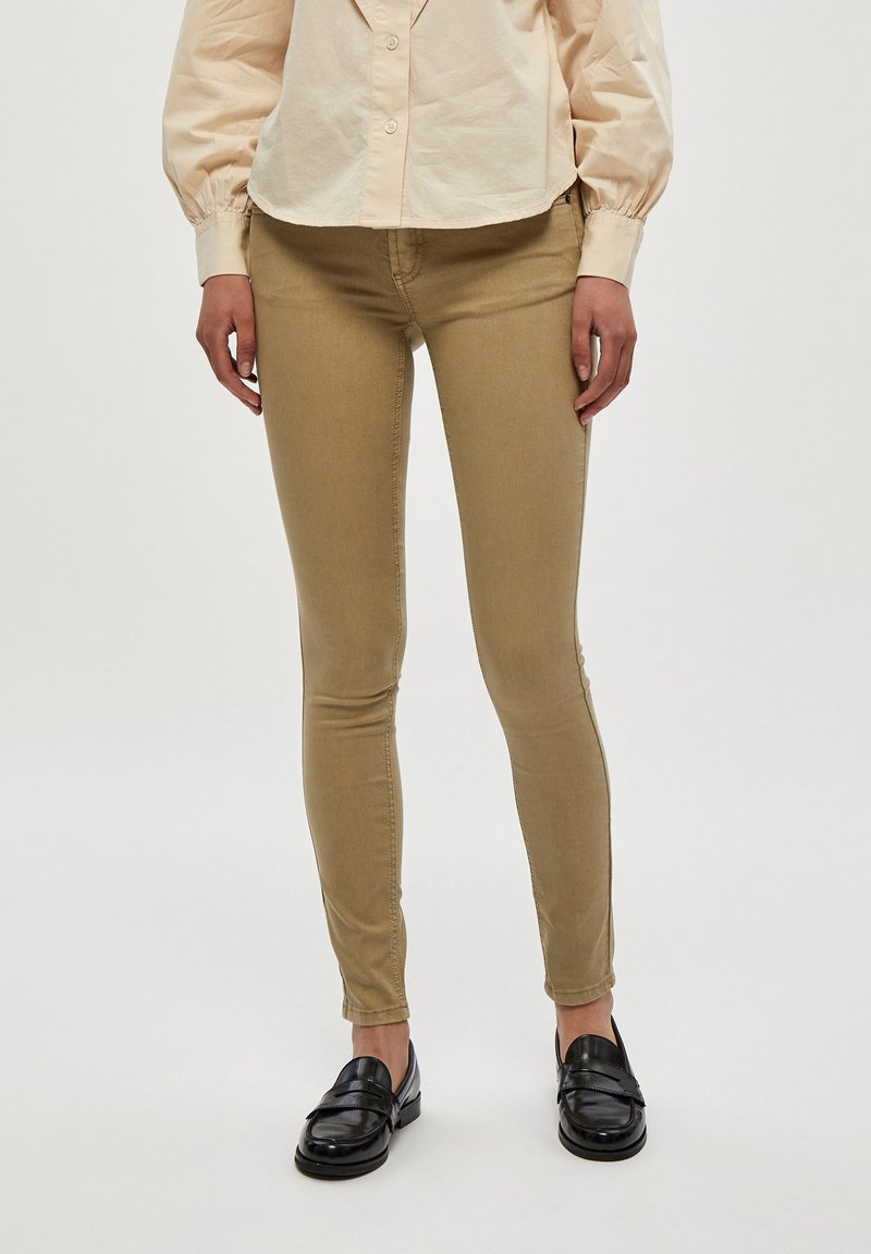 Desires DELOLA GARMENT DYE MIDWAIST - Prigludę džinsai - pale kahki