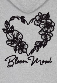 Felpa grigia con ricamo floreale nero a forma di cuore e la scritta "Bloom Mood" in un elegante corsivo nella parte inferiore.