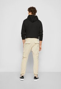 Urban Classics CARGO JOGGING PANTS - Oldalzsebes nadrágok - sand