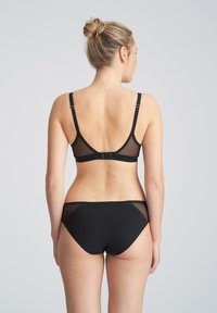 Zwart lingerieset met een bralette met gaasdetails en verstelbare straps, gecombineerd met bijpassende slipjes. Glad textuur van de stof.
